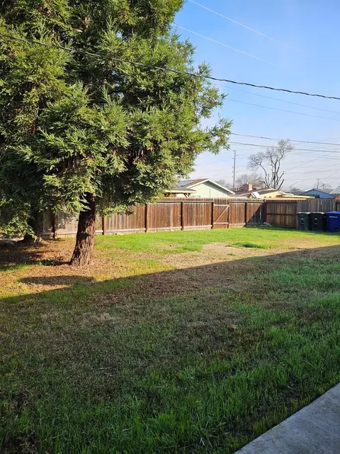 Exterior - 901 Whittier Ave, Modesto, CA 95350 photo 8 of 11