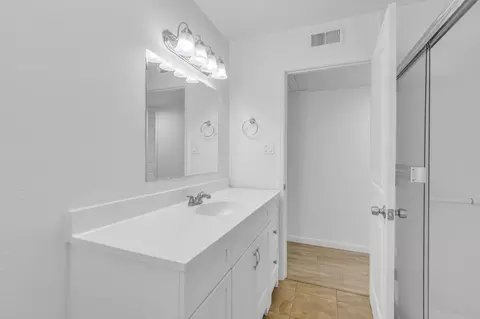 Bath - 5418 Canfield Ave, Carmichael, CA 95608 photo 4 of 6