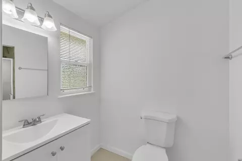 Bath - 5418 Canfield Ave, Carmichael, CA 95608 photo 5 of 6