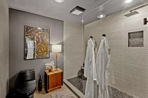 Bath - 5301 Valhalla Dr, Carmichael, CA 95608 photo 10 of 13