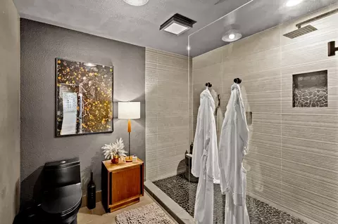 Bath - 5301 Valhalla Dr, Carmichael, CA 95608 photo 12 of 13