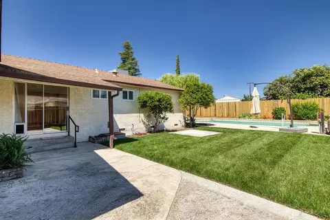 Exterior - 990 E C St, Oakdale, CA 95361 photo 2 of 8