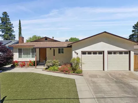 Exterior - 990 E C St, Oakdale, CA 95361 photo 5 of 8