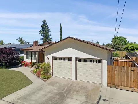 Exterior - 990 E C St, Oakdale, CA 95361 photo 1 of 8