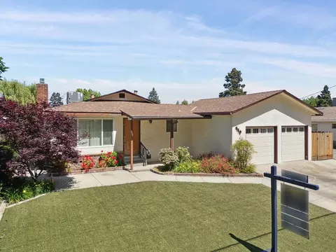 Exterior - 990 E C St, Oakdale, CA 95361 photo 6 of 8
