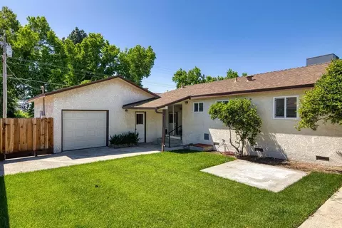 Exterior - 990 E C St, Oakdale, CA 95361 photo 7 of 8
