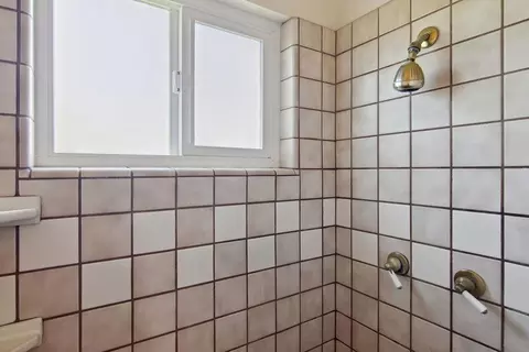 Bath - 990 E C St, Oakdale, CA 95361 photo 3 of 4
