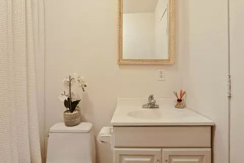 Bath - 11 E 1st St, Tracy, CA 95376 photo 3 of 3