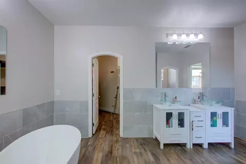 Bath - 4008 Calais, Modesto, CA 95356 photo 2 of 8