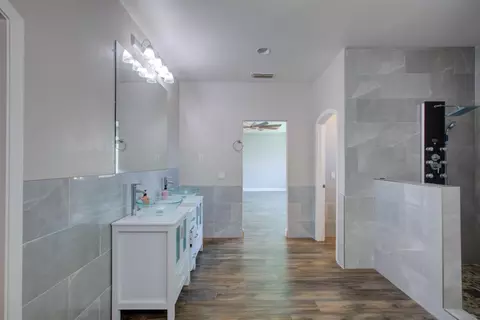 Bath - 4008 Calais, Modesto, CA 95356 photo 3 of 8