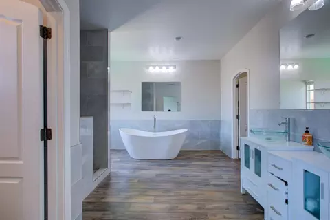 Bath - 4008 Calais, Modesto, CA 95356 photo 6 of 8