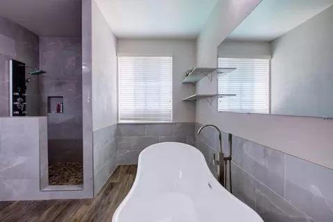 Bath - 4008 Calais, Modesto, CA 95356 photo 5 of 8