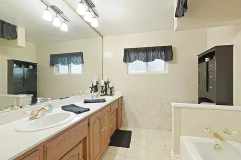 Bath - 18989 N Ray Rd, Lodi, CA 95242 photo 2 of 3