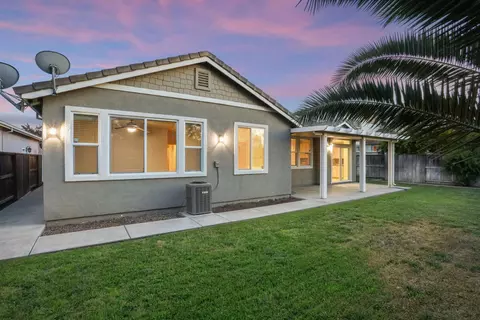 Exterior - 1401 Oasis Ln, Patterson, CA 95363 photo 5 of 10