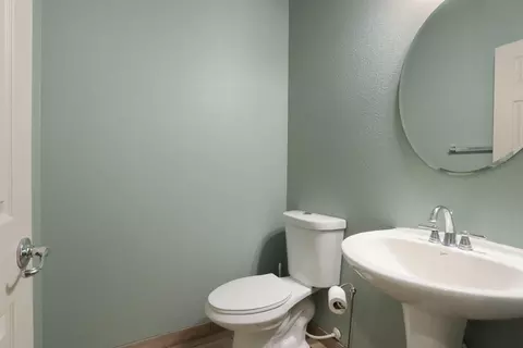 Bath - 1401 Oasis Ln, Patterson, CA 95363 photo 2 of 4
