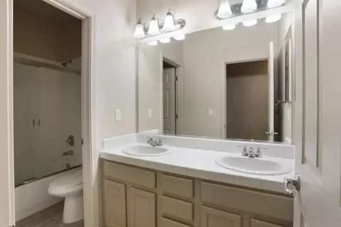 Bath - 1401 Oasis Ln, Patterson, CA 95363 photo 1 of 4
