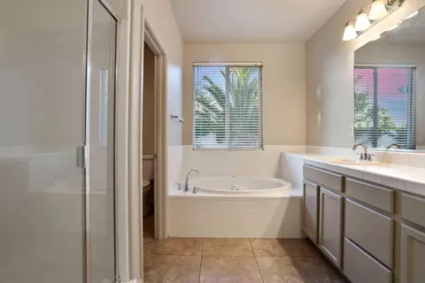 Bath - 1401 Oasis Ln, Patterson, CA 95363 photo 3 of 4