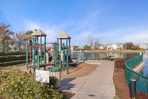 Exterior - 1401 Oasis Ln, Patterson, CA 95363 photo 7 of 10