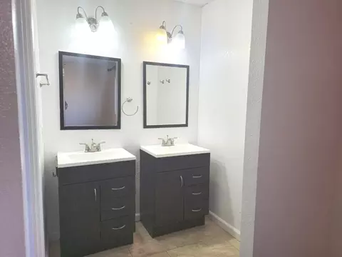 Bath - 1657 Duncan Dr, Tracy, CA 95376 photo 2 of 2