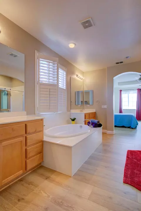 Bath - 512 Squash Creek Ln, Patterson, CA 95363 photo 6 of 8