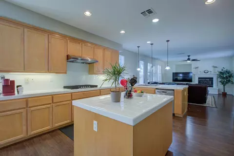 Kitchen - 512 Squash Creek Ln, Patterson, CA 95363 photo 6 of 10