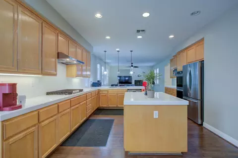 Kitchen - 512 Squash Creek Ln, Patterson, CA 95363 photo 8 of 10
