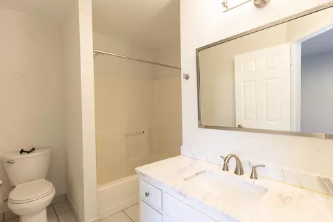 Bath - 4029 Dale Rd #D, Modesto, CA 95356 photo 1 of 4