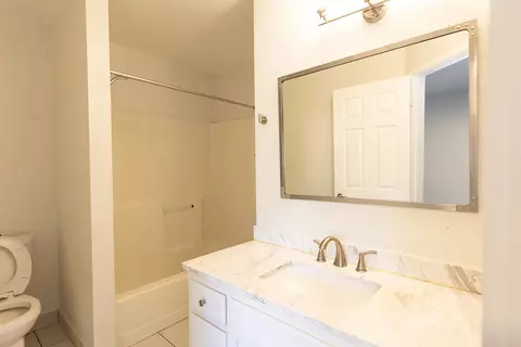 Bath - 4029 Dale Rd #D, Modesto, CA 95356 photo 2 of 4