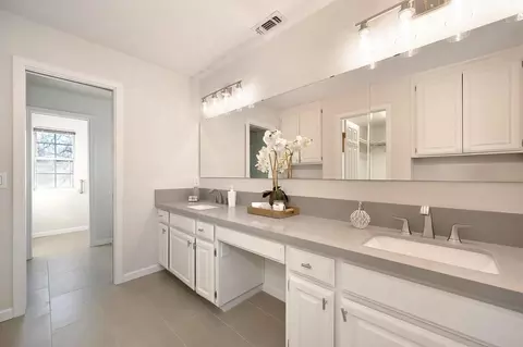 Bath - 3710 Sutter Hill Ln, Carmichael, CA 95608 photo 2 of 6