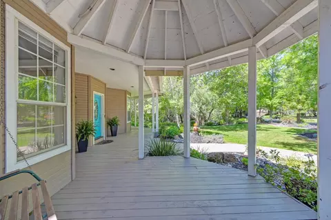 Exterior - 3710 Sutter Hill Ln, Carmichael, CA 95608 photo 6 of 36