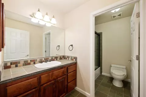 Bath - 11569 Ball Rd, Grass Valley, CA 95949 photo 6 of 7
