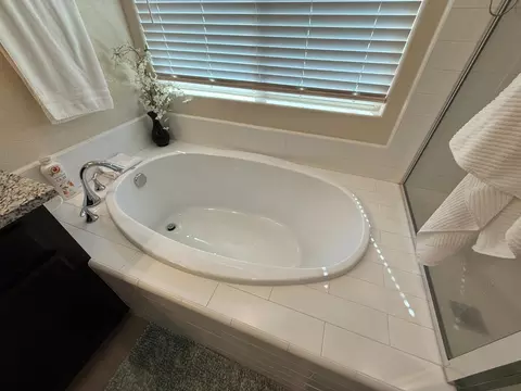 Bath - 3751 De Soto Way, Merced, CA 95340 photo 6 of 10