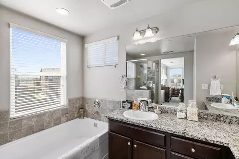 Bath - 4373 Strathmore, Merced, CA 95348 photo 4 of 7