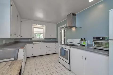 Kitchen - 954 Garden Loop, Placerville, CA 95667 photo 3 of 5