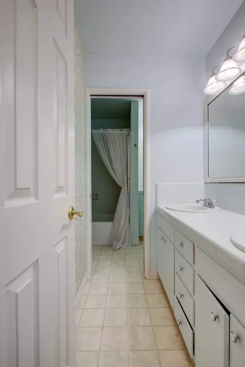 Bath - 2829 Bedford Dr, Merced, CA 95340 photo 1 of 6