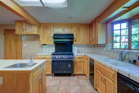 Kitchen - 2829 Bedford Dr, Merced, CA 95340 photo 2 of 11