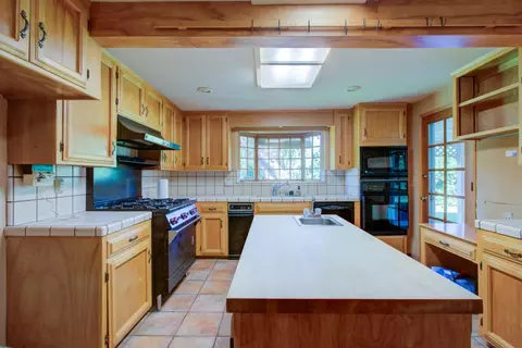 Kitchen - 2829 Bedford Dr, Merced, CA 95340 photo 5 of 11