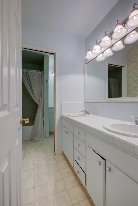 Bath - 2829 Bedford Dr, Merced, CA 95340 photo 3 of 6