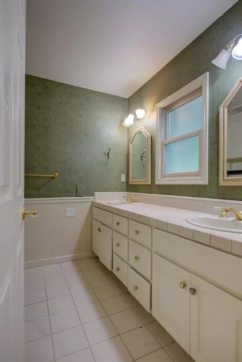 Bath - 2829 Bedford Dr, Merced, CA 95340 photo 5 of 6