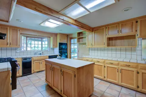 Kitchen - 2829 Bedford Dr, Merced, CA 95340 photo 4 of 11
