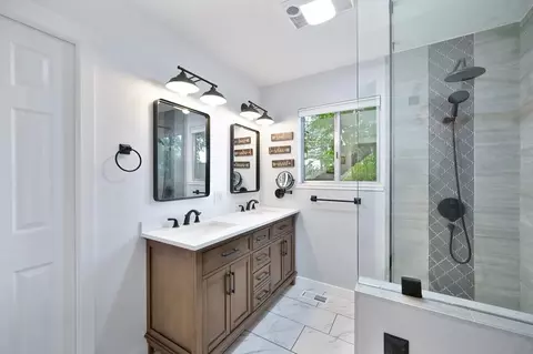 Bath - 25375 Pineview Dr, Colfax, CA 95713 photo 2 of 5