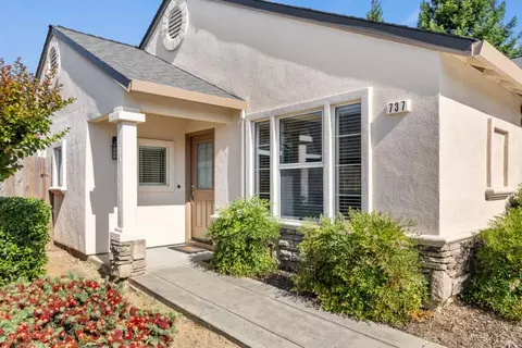 737 Young Ct, Galt, CA 95632 photo 2