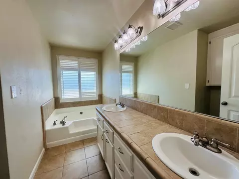 Bath - 553 Manor Oak Pl, Manteca, CA 95336 photo 4 of 6