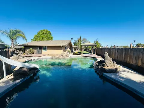 Exterior - 553 Manor Oak Pl, Manteca, CA 95336 photo 9 of 14