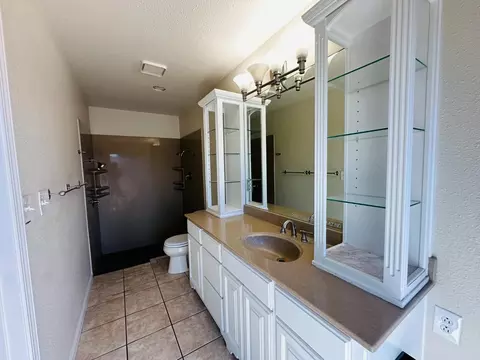 Bath - 553 Manor Oak Pl, Manteca, CA 95336 photo 1 of 6