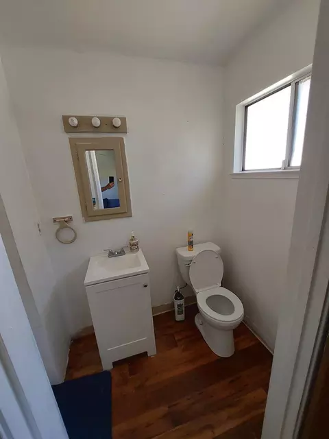 Bath - 1026 Elm Ave, Modesto, CA 95351 photo 3 of 4