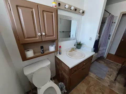 Bath - 1026 Elm Ave, Modesto, CA 95351 photo 1 of 4