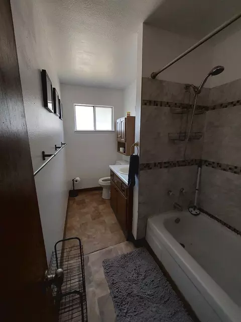 Bath - 1026 Elm Ave, Modesto, CA 95351 photo 2 of 4