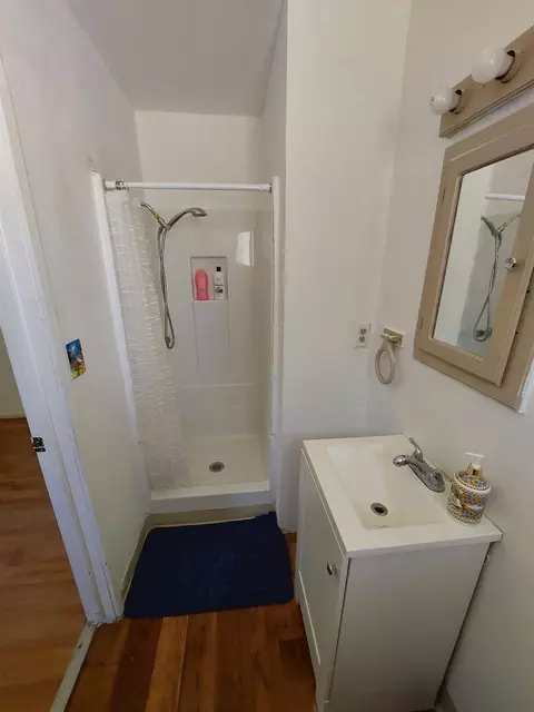 Bath - 1026 Elm Ave, Modesto, CA 95351 photo 4 of 4