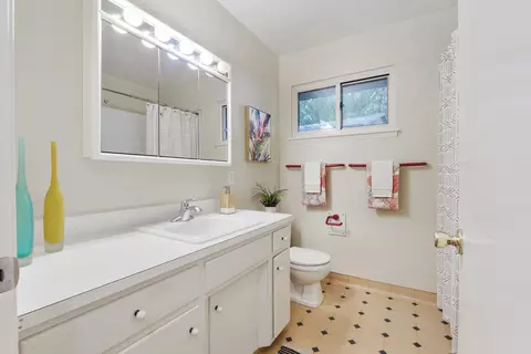 Bath - 1217 Stanford Pl, Davis, CA 95616 photo 2 of 3